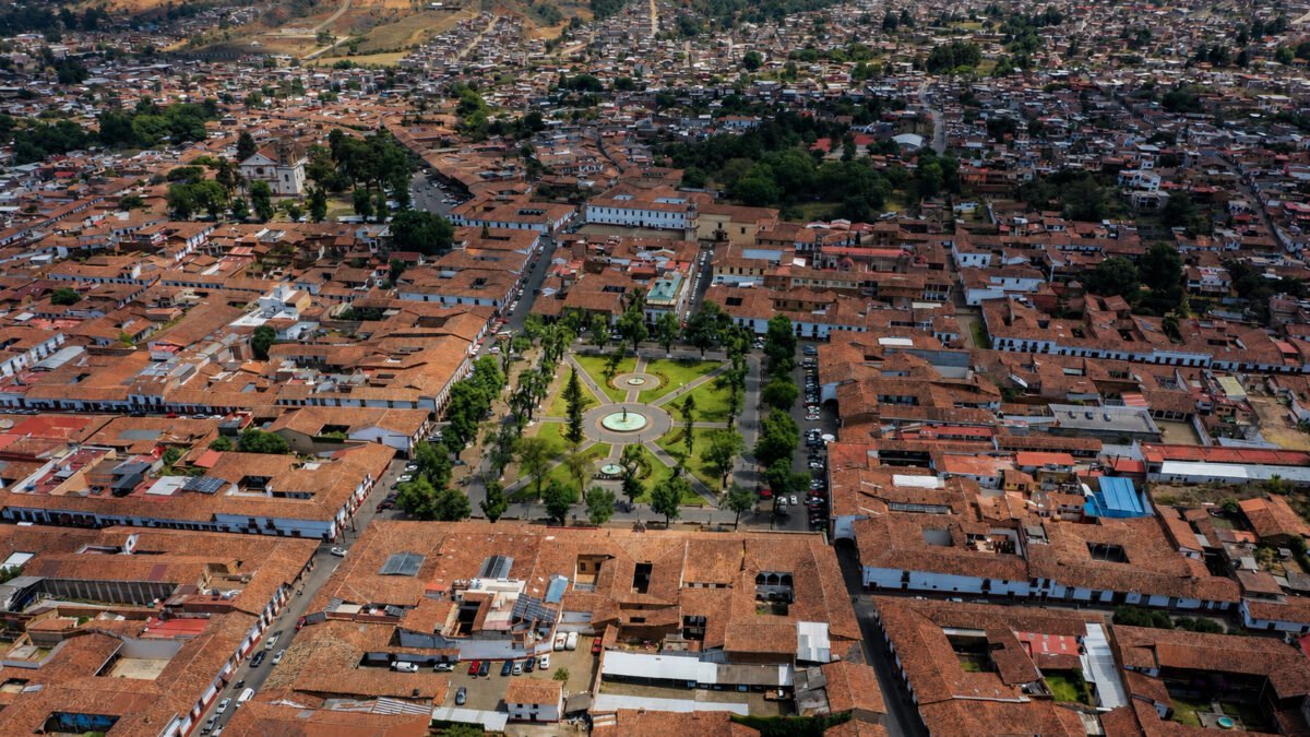 Pátzcuaro ante el espejo del mundo